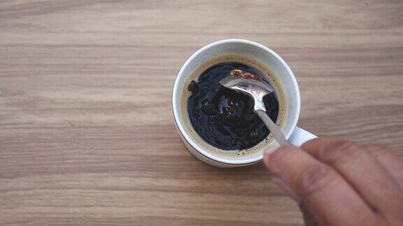 黑咖啡加红糖用勺子搅拌咖啡