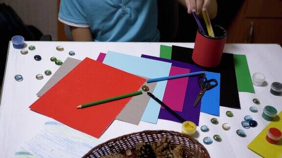 孩子用手把彩色铅笔放在桌子上男孩的艺术家在线培训