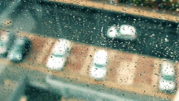 在一个雨天看着窗外带着雨滴的停车场