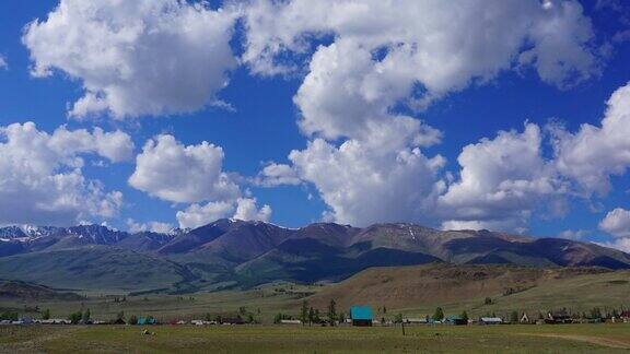 时间推移的景观与云移动的山脉-阿尔泰俄罗斯