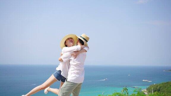 4K亚洲夫妇在热带岛屿山度假时相互拥抱