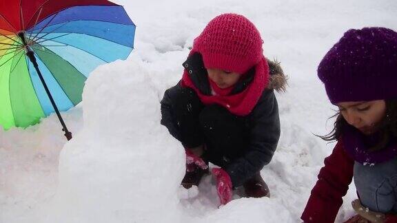 小女孩们正在堆雪人