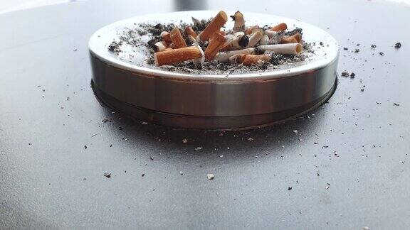 烟灰缸烟灰缸里装满了香烟