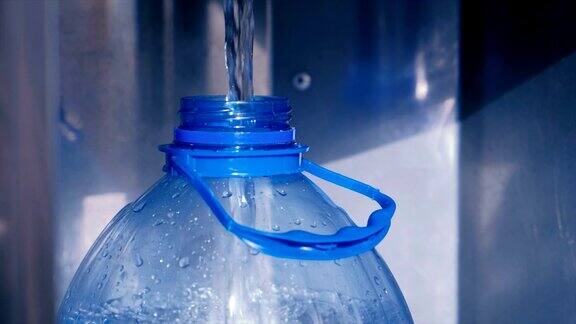水倒进一个塑料瓶里