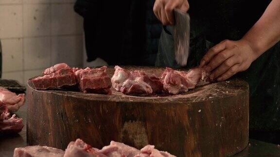 屠夫在旧市场切新鲜的肉