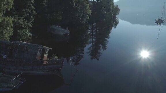 尼斯湖-建立拍摄的风景优美的湖与渔船和森林设置在苏格兰高地