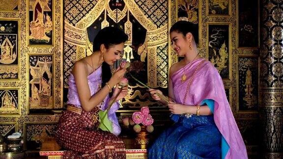 年轻的泰国妇女穿着泰国民族服装
