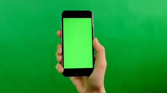 绿色背景上的空白绿色屏幕手机