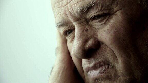 悲伤的老人:深思熟虑的老人