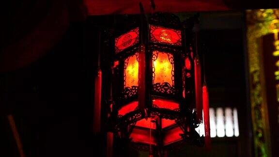 在越南岘港市附近的一座佛教寺庙里中国红灯笼在旋转