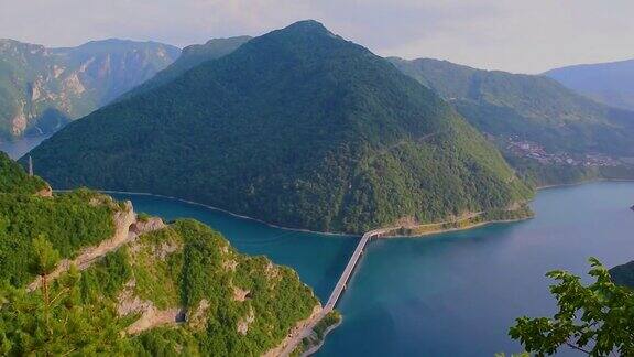 Piva湖上的桥(PivskoJezero)位于Pluzine附近黑山