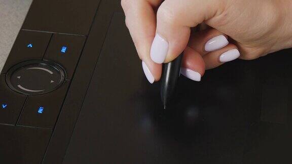 女设计师用触控笔在平板电脑上画草图