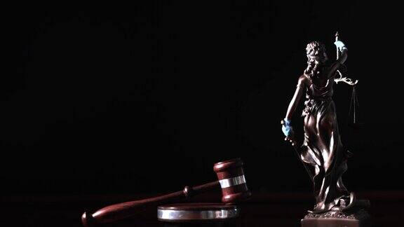 正义雕像(忒弥斯)旋转法官木槌新冠肺炎时期的人权法