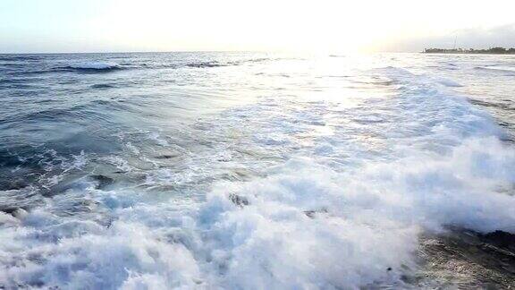 日落时海浪拍打着岩石