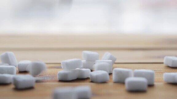 白方糖的特写放在木板或桌子上