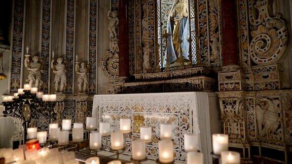 意大利西西里岛巴勒莫大教堂内的白色蜡烛
