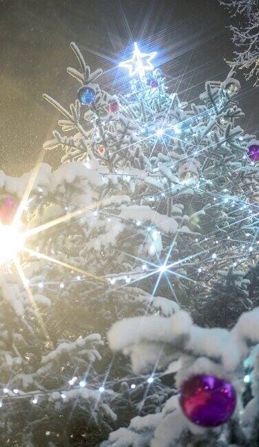 一棵大圣诞树灯火通明闪闪发光