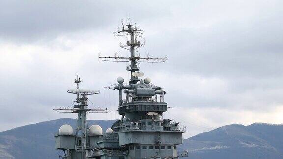 军舰上的许多天线、雷达和回声探测系统