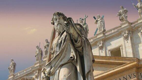 在梵蒂冈装饰着宏伟的圣彼得大教堂的雕像