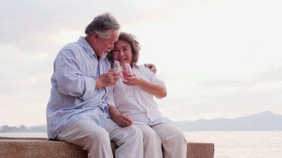 一个老人和他的妻子在沙滩上开迷你派对有生活方式、情感和退休观念的人