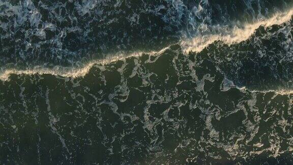 鸟瞰暴风雨的海洋或海洋与美丽的波浪图案景观视图无尽的海蓝宝石海水在夏季的一天无人机直升机视图