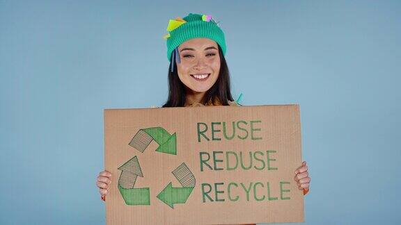 女人拿着带题字的纸板重复使用减少回收利用