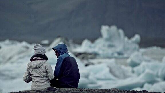 一对情侣在约会看冰川泻湖