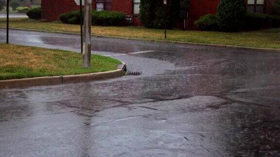 雨滴落在人行道上雨滴落在道路上夏日的雨点落在地上
