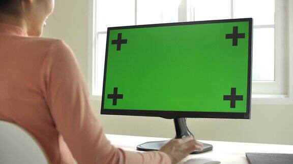 使用电脑的女人绿屏