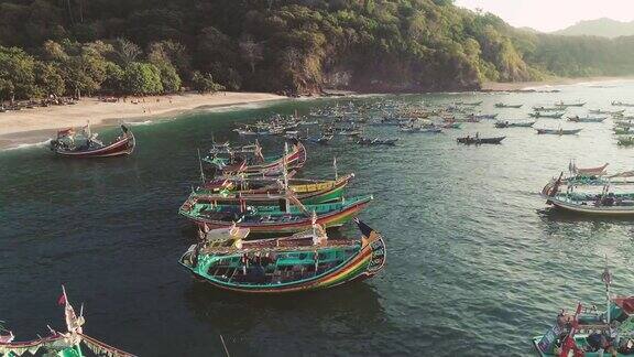 印尼传统渔船停靠在海岸后捕鱼的鸟瞰图Papuma海滩的Jember