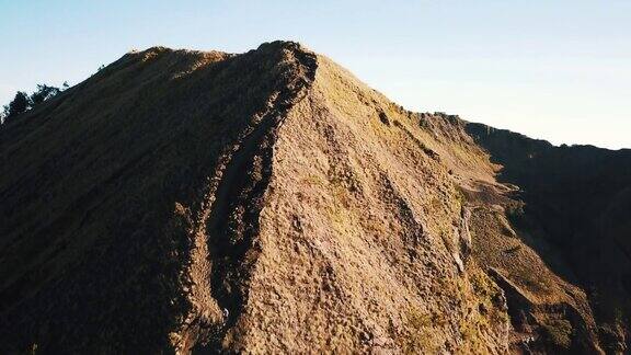一群朋友走下山和潘上揭示巴图尔峰和4K火山口