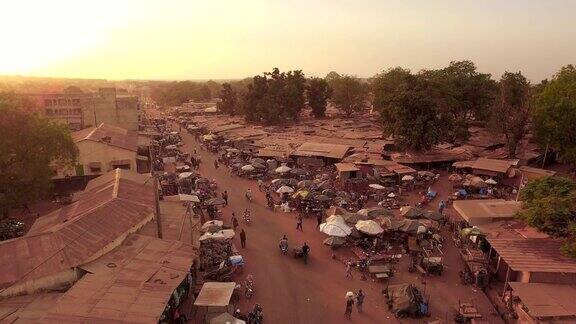 从空中俯瞰一个典型的非洲乡村