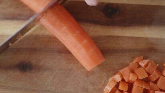 用手把胡萝卜切在砧板上