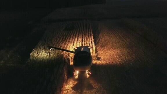 空中农民在夜间收割玉米