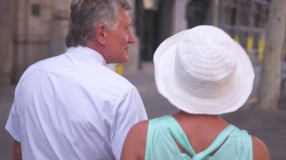 一对老年夫妇在市中心慢慢地走着