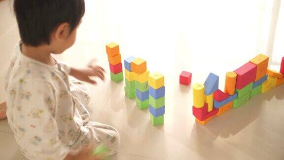 亚洲小男孩玩积木玩具