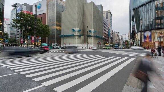 延时:行人穿过日本东京的银座十字路口
