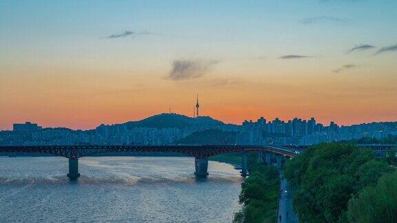 汉江边首尔的交通和日落韩国