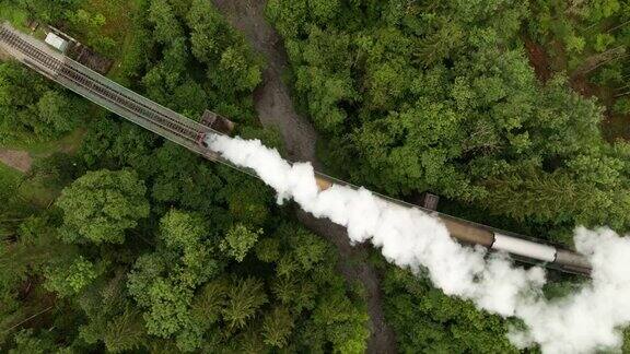 老式蒸汽火车在高架桥上的空中俯瞰