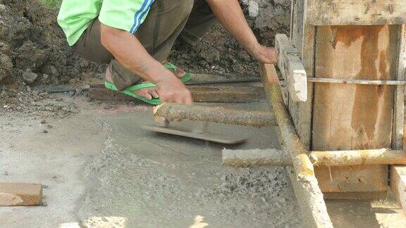 建筑工人的手抹地板水泥