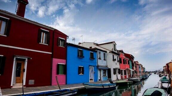 威尼斯布拉诺岛的彩色房屋和运河