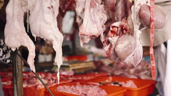 肉市场柜台上新鲜切好的牛肉或猪肉