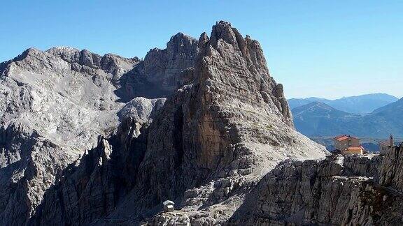 阿尔卑斯山的白云石山峰意大利美丽的自然风光小木屋Pedrotti