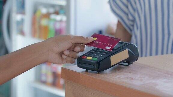 使用信用卡付款的客户客户使用非接触式信用卡付款柜台设有读卡机通过NFC技术接受付款的收银员