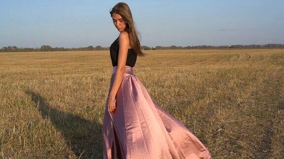 在田野里穿着裙子的女孩长裙在风中摇曳