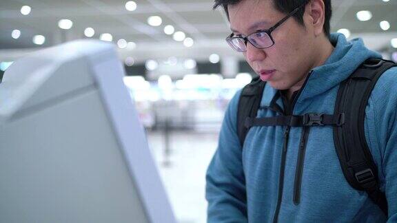 4K亚洲人在机场终端机办理登机手续