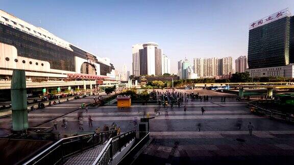 中国深圳2014年11月22日:公交车站就在深圳火车站外面