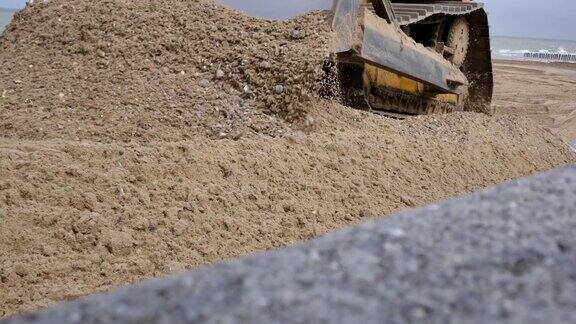 推土机正在铲平建筑工地上的沙子