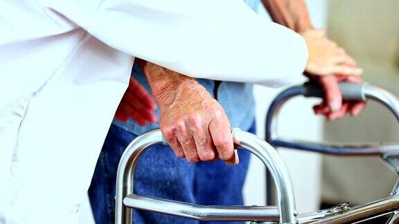 女医生帮助老年男性患者使用助行器