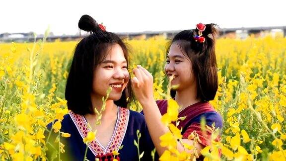 日落时分女孩们在田野里欣赏马尾莲花